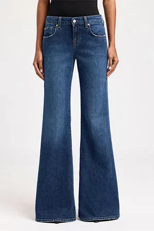7 For All Mankind: женские модели 2026–2027 — прямые, расклешённые и мягкие силуэты: Dojo и Tailorless Dojo в Slim Illusion, реальный каталожный ракурс 3