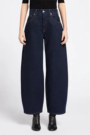 7 For All Mankind: женские модели 2026–2027 — прямые, расклешённые и мягкие силуэты: Kimmie Straight и Bootcut в B(air), реальный каталожный ракурс 2