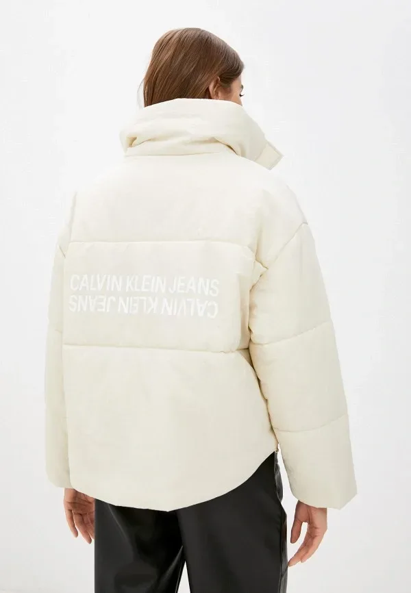 Женская одежда Calvin Klein: тренды 2026–2027 без лишнего шума: Утеплённая куртка Calvin Klein Jeans, реальный каталожный ракурс 3