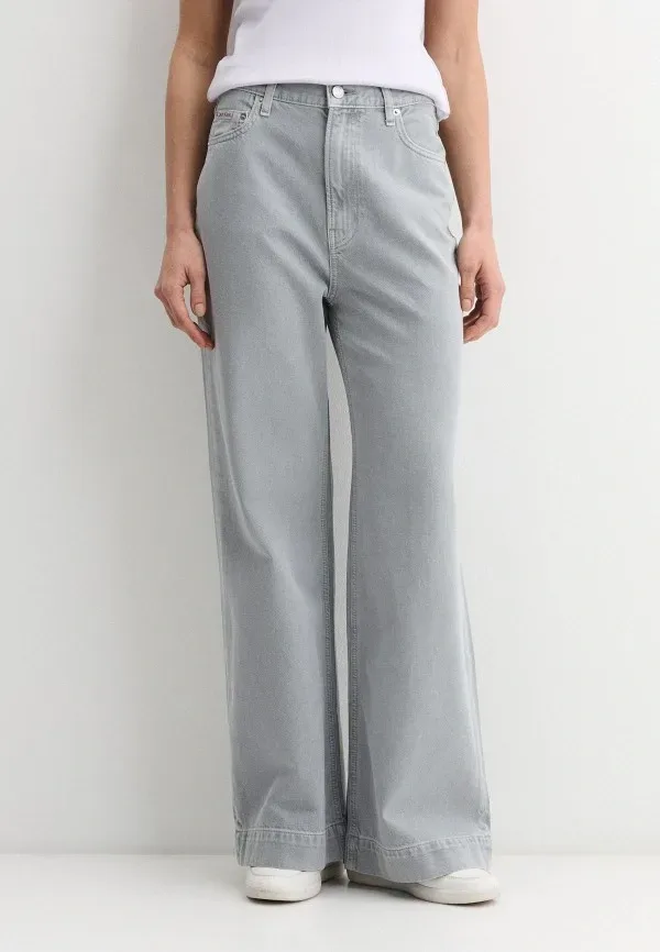 Женская одежда Calvin Klein: тренды 2026–2027 без лишнего шума: Джинсы Calvin Klein Jeans Wide Leg, реальный каталожный ракурс 1