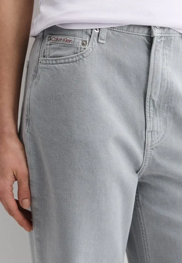 Женская одежда Calvin Klein: тренды 2026–2027 без лишнего шума: Джинсы Calvin Klein Jeans Wide Leg, реальный каталожный ракурс 4