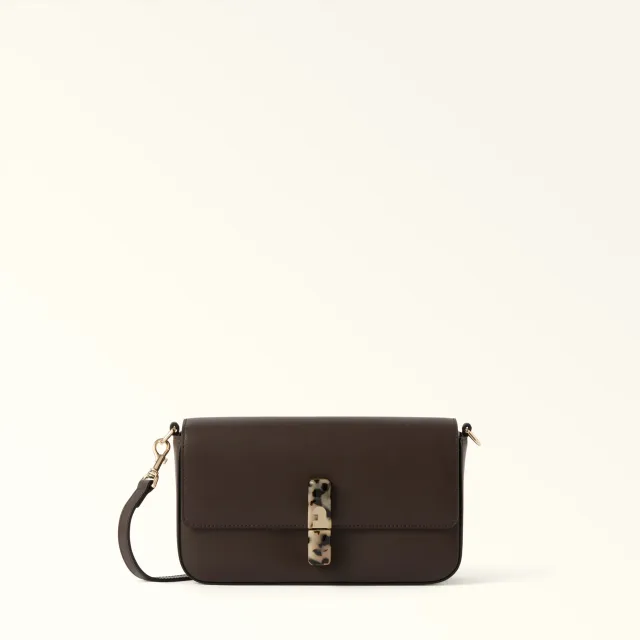 Furla Iride: как носить компактную сумку в городских образах 2026: Furla Iride: коричневые женские сумки, реальный каталожный ракурс 2