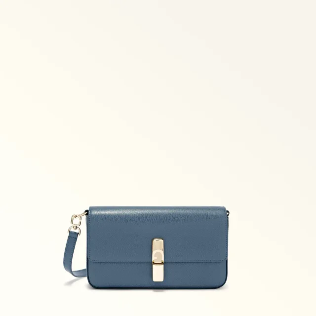 Furla Iride: как носить компактную сумку в городских образах 2026: Furla Iride: синие женские сумки, реальный каталожный ракурс 2