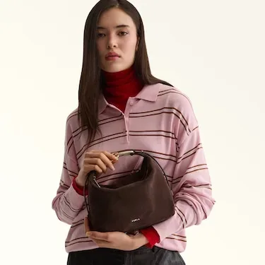 Furla Tonie: как носить мягкую сумку-хобо в городском гардеробе: Furla Tonie: замшевая сумка Cioccolato, реальный каталожный ракурс 4
