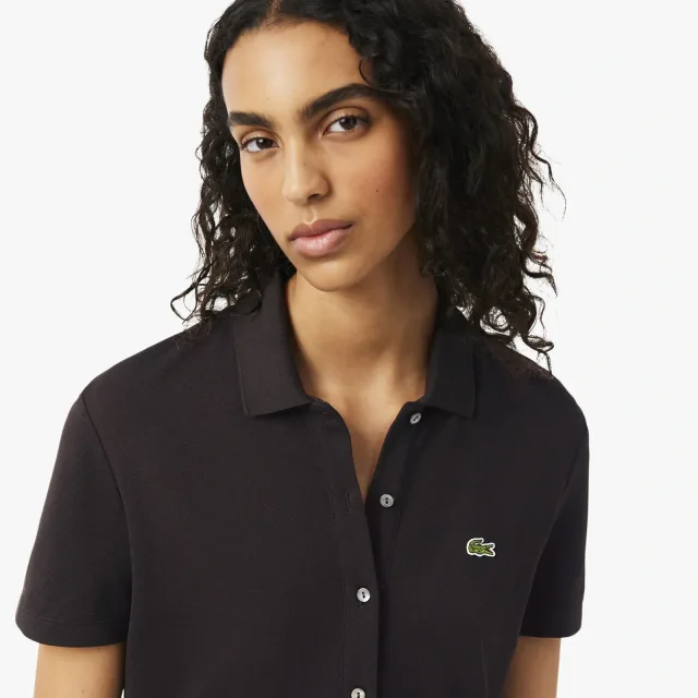 Lacoste: тренды 2027 для городского гардероба — 5 спокойных ориентиров: Плиссированное платье-поло из piqué, реальный каталожный ракурс 3