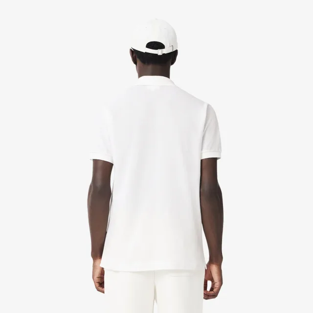 Lacoste: тренды 2027 для городского гардероба — 5 спокойных ориентиров: Оригинальное поло L.12.12, classic fit, реальный каталожный ракурс 4