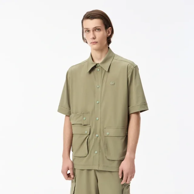 Мужские рубашки Lacoste: как выбрать посадку для города, работы и выходного дня: Мужская рубашка Lacoste с коротким рукавом и тремя карманами, реальный каталожный ракурс 1
