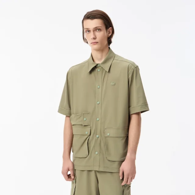 Мужские рубашки Lacoste: как выбрать посадку для города, работы и выходного дня: Мужская рубашка Lacoste с коротким рукавом и тремя карманами, реальный каталожный ракурс 2