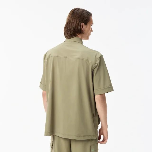 Мужские рубашки Lacoste: как выбрать посадку для города, работы и выходного дня: Мужская рубашка Lacoste с коротким рукавом и тремя карманами, реальный каталожный ракурс 3