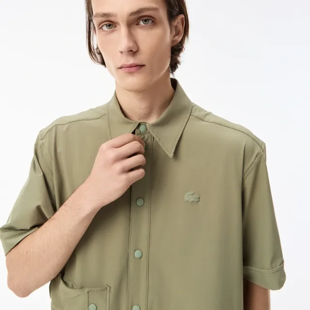Мужские рубашки Lacoste: как выбрать посадку для города, работы и выходного дня: Мужская рубашка Lacoste с коротким рукавом и тремя карманами, реальный каталожный ракурс 5