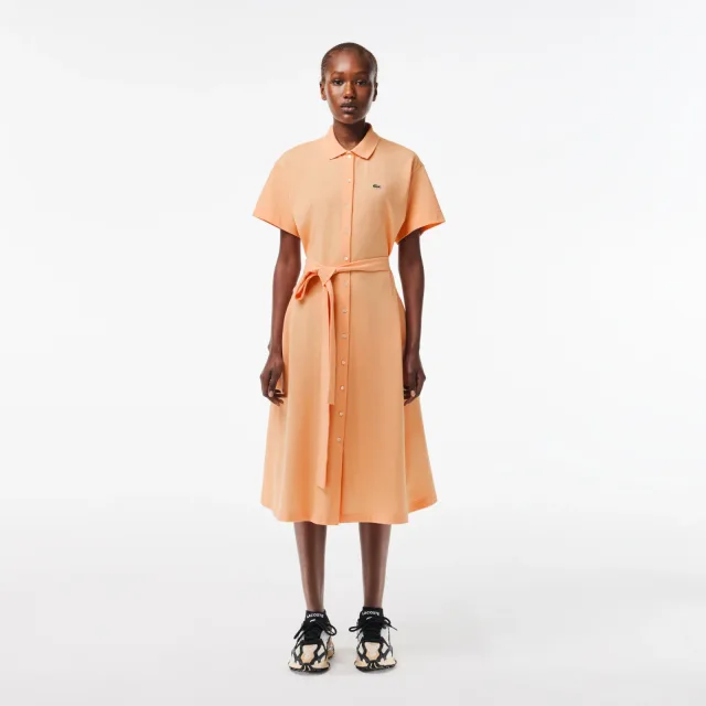 Платье-поло Lacoste: как выбрать силуэт для тёплого городского дня: Lacoste: женское платье-пике с поясом, реальный каталожный ракурс 2