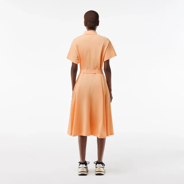 Платье-поло Lacoste: как выбрать силуэт для тёплого городского дня: Lacoste: женское платье-пике с поясом, реальный каталожный ракурс 4