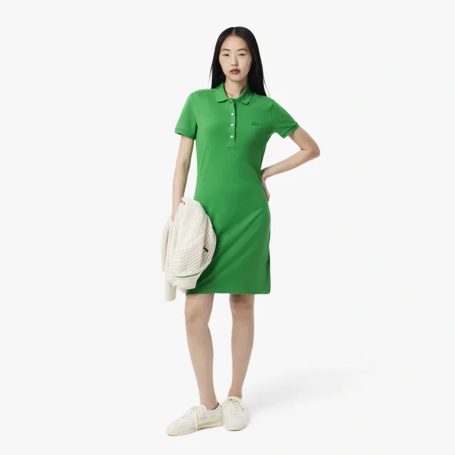 Платье-поло Lacoste: как выбрать силуэт для тёплого городского дня: Lacoste: женское приталенное платье-поло, реальный каталожный ракурс 1