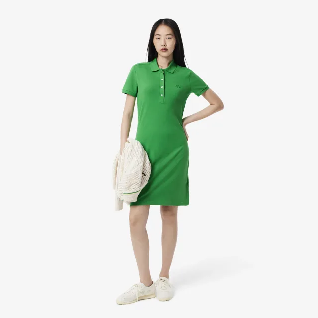 Платье-поло Lacoste: как выбрать силуэт для тёплого городского дня: Lacoste: женское приталенное платье-поло, реальный каталожный ракурс 2