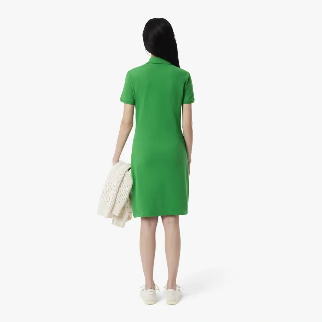 Платье-поло Lacoste: как выбрать силуэт для тёплого городского дня: Lacoste: женское приталенное платье-поло, реальный каталожный ракурс 3