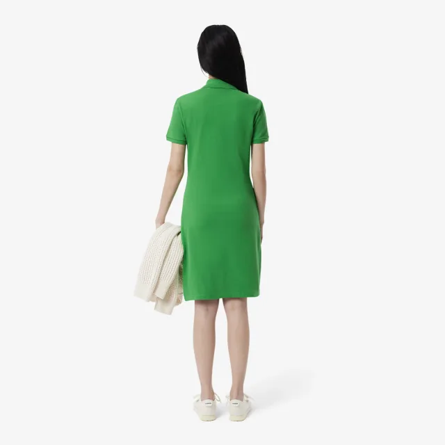 Платье-поло Lacoste: как выбрать силуэт для тёплого городского дня: Lacoste: женское приталенное платье-поло, реальный каталожный ракурс 4