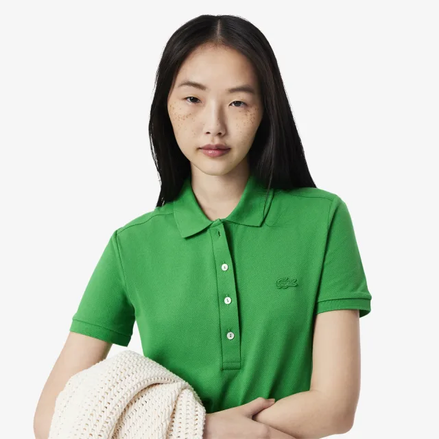 Платье-поло Lacoste: как выбрать силуэт для тёплого городского дня: Lacoste: женское приталенное платье-поло, реальный каталожный ракурс 6