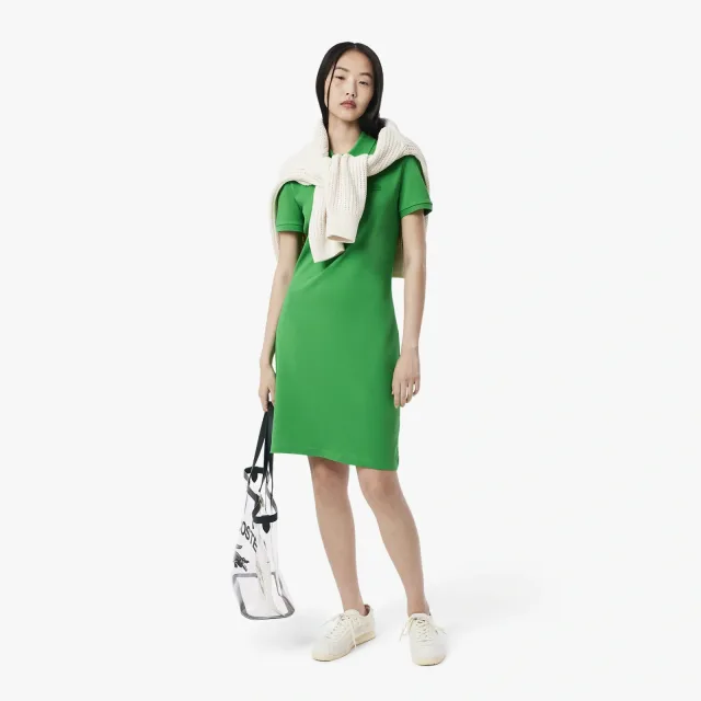Платье-поло Lacoste: как выбрать силуэт для тёплого городского дня: Lacoste: женское приталенное платье-поло, реальный каталожный ракурс 7