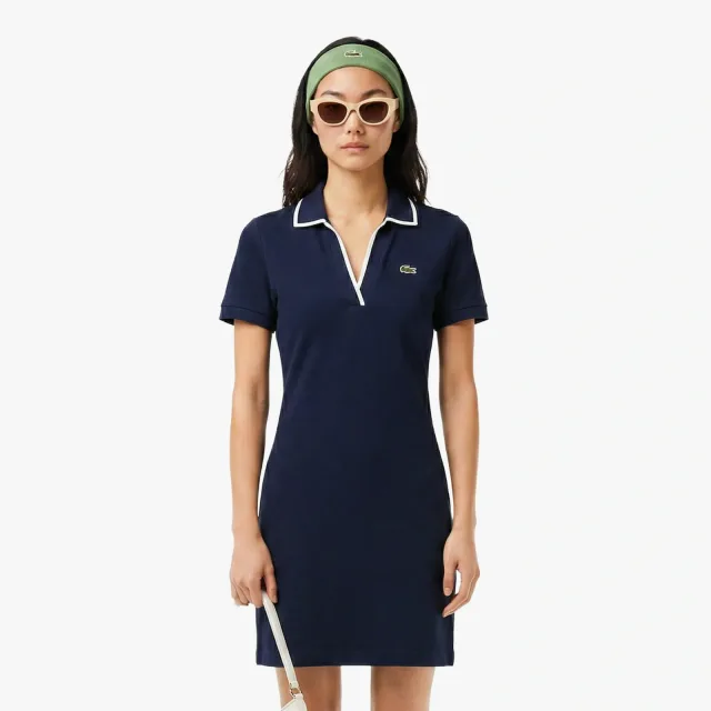 Платья и юбки Lacoste: как носить пике и складки в городе в 2027: Lacoste: синее женское платье, реальный каталожный ракурс 1