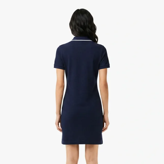 Платья и юбки Lacoste: как носить пике и складки в городе в 2027: Lacoste: синее женское платье, реальный каталожный ракурс 3