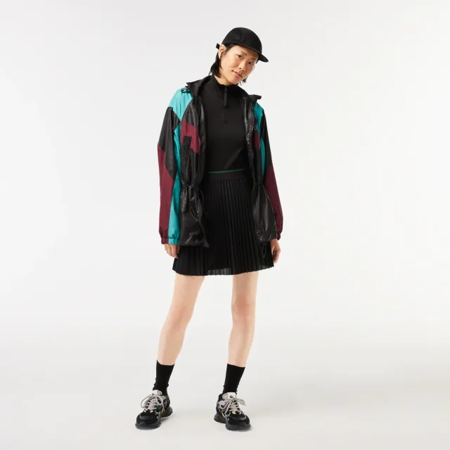 Платья и юбки Lacoste: как носить пике и складки в городе в 2027: Lacoste: плиссированная юбка, реальный каталожный ракурс 1