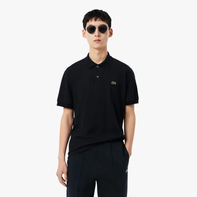 Поло Lacoste в 2027 году: как носить символ бренда вне корта: Поло Paris с открытым воротом, реальный каталожный ракурс 1