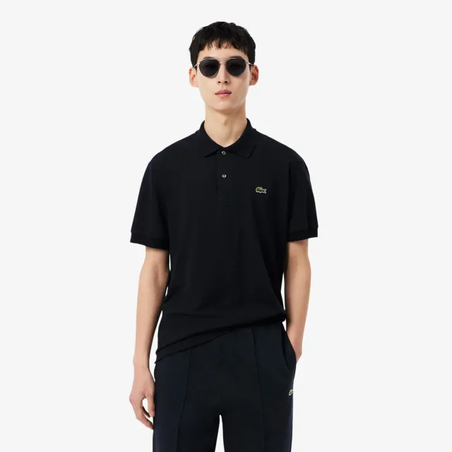 Поло Lacoste в 2027 году: как носить символ бренда вне корта: Поло Paris с открытым воротом, реальный каталожный ракурс 2