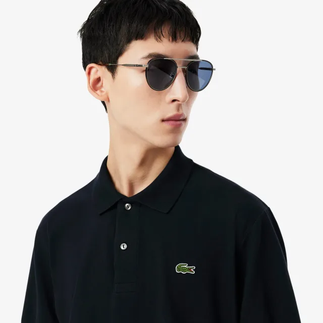 Поло Lacoste в 2027 году: как носить символ бренда вне корта: Поло Paris с открытым воротом, реальный каталожный ракурс 4