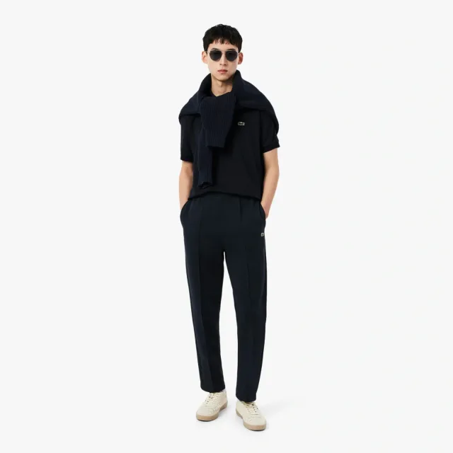 Поло Lacoste в 2027 году: как носить символ бренда вне корта: Поло Paris с открытым воротом, реальный каталожный ракурс 7