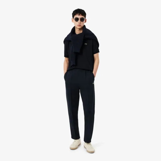 Поло Lacoste в 2027 году: как носить символ бренда вне корта: Поло Paris с открытым воротом, реальный каталожный ракурс 8