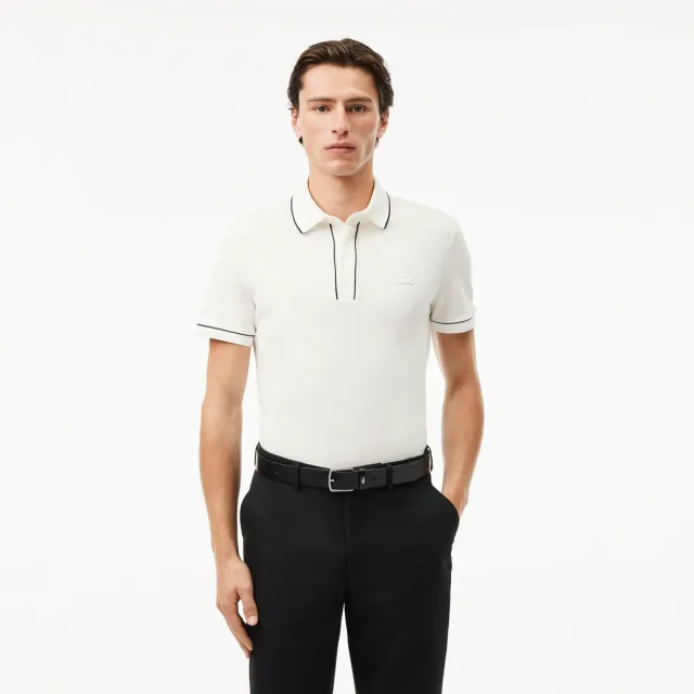 Поло Lacoste в 2027 году: как носить символ бренда вне корта: Оксфордская рубашка в полоску, реальный каталожный ракурс 1
