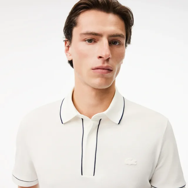 Поло Lacoste в 2027 году: как носить символ бренда вне корта: Оксфордская рубашка в полоску, реальный каталожный ракурс 5