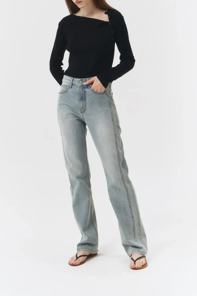 Smart casual на каждый день: три уровня образа без лишних вещей: Прямые светлые джинсы Dunst, реальный каталожный ракурс 1