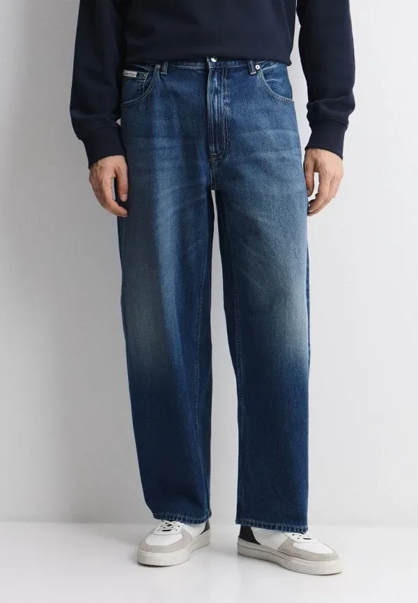 Женские джинсы Calvin Klein barrel: как носить объёмный силуэт в городе: Джинсы Calvin Klein Jeans BARREL, синие, реальный каталожный ракурс 1