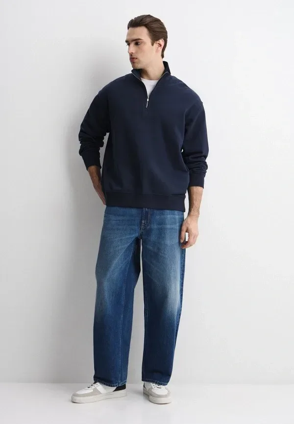 Женские джинсы Calvin Klein barrel: как носить объёмный силуэт в городе: Джинсы Calvin Klein Jeans BARREL, синие, реальный каталожный ракурс 2