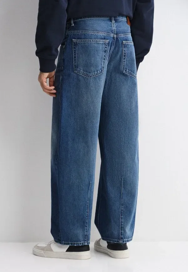 Женские джинсы Calvin Klein barrel: как носить объёмный силуэт в городе: Джинсы Calvin Klein Jeans BARREL, синие, реальный каталожный ракурс 3