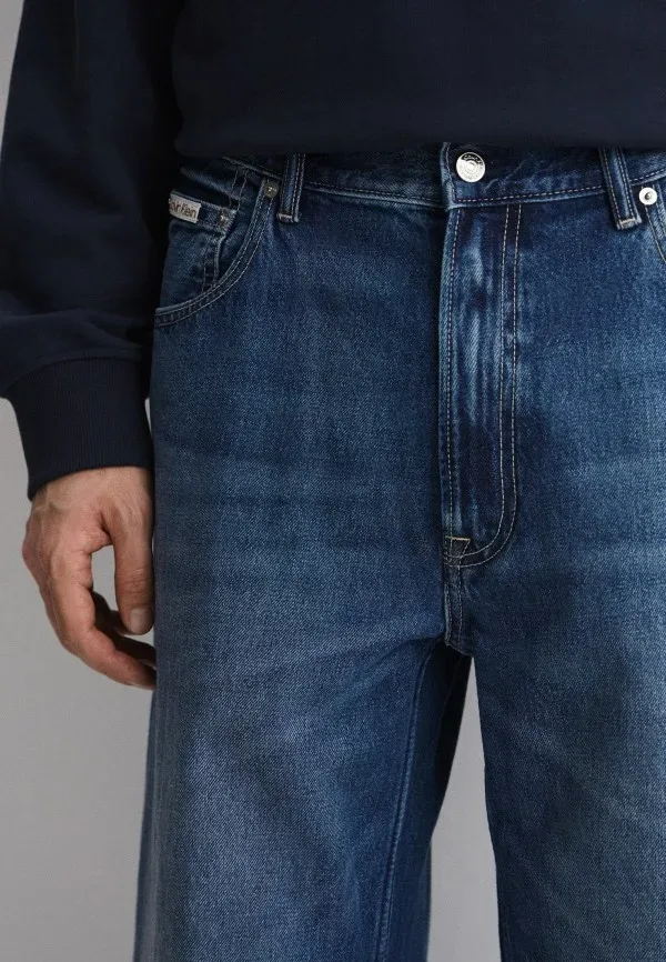 Женские джинсы Calvin Klein barrel: как носить объёмный силуэт в городе: Джинсы Calvin Klein Jeans BARREL, синие, реальный каталожный ракурс 4