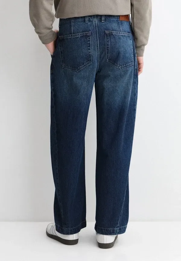 Женские джинсы Calvin Klein barrel: как носить объёмный силуэт в городе: Джинсы Calvin Klein Jeans BARREL, индиго, реальный каталожный ракурс 3