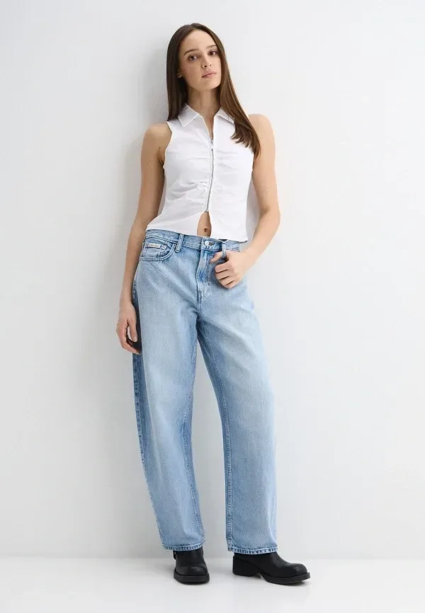 Женские джинсы Calvin Klein barrel: как носить объёмный силуэт в городе: Джинсы Calvin Klein Jeans BARREL, голубые, реальный каталожный ракурс 1