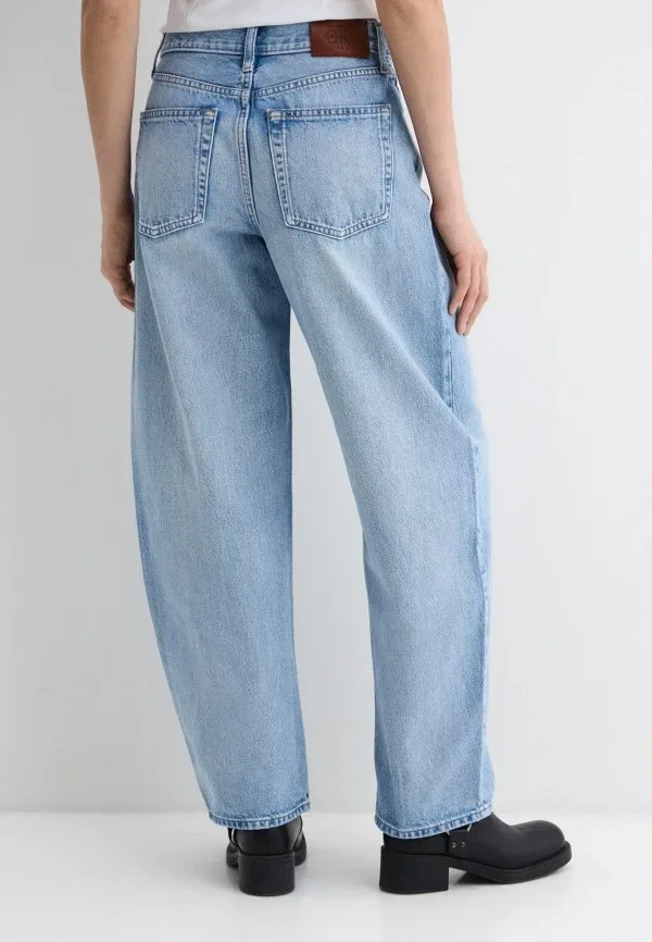 Женские джинсы Calvin Klein barrel: как носить объёмный силуэт в городе: Джинсы Calvin Klein Jeans BARREL, голубые, реальный каталожный ракурс 2