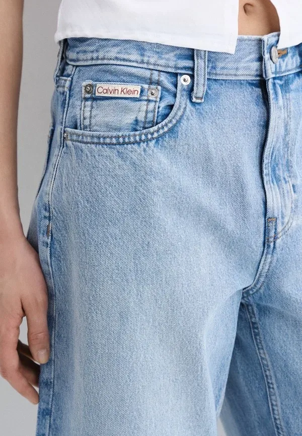 Женские джинсы Calvin Klein barrel: как носить объёмный силуэт в городе: Джинсы Calvin Klein Jeans BARREL, голубые, реальный каталожный ракурс 4
