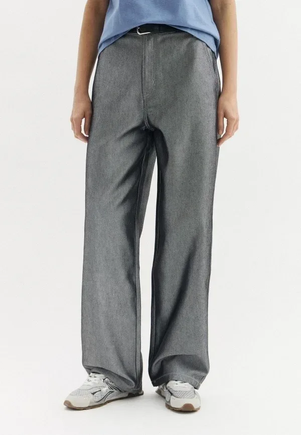 Женские джинсы Calvin Klein barrel: как носить объёмный силуэт в городе: Джинсы Calvin Klein Jeans BARREL, серые, реальный каталожный ракурс 1