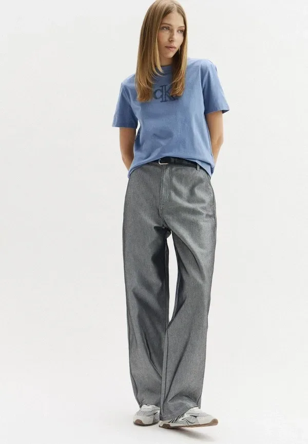 Женские джинсы Calvin Klein barrel: как носить объёмный силуэт в городе: Джинсы Calvin Klein Jeans BARREL, серые, реальный каталожный ракурс 2