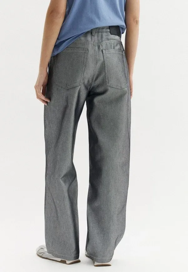 Женские джинсы Calvin Klein barrel: как носить объёмный силуэт в городе: Джинсы Calvin Klein Jeans BARREL, серые, реальный каталожный ракурс 3