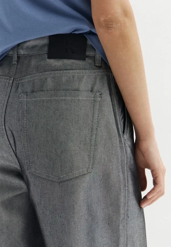 Женские джинсы Calvin Klein barrel: как носить объёмный силуэт в городе: Джинсы Calvin Klein Jeans BARREL, серые, реальный каталожный ракурс 4