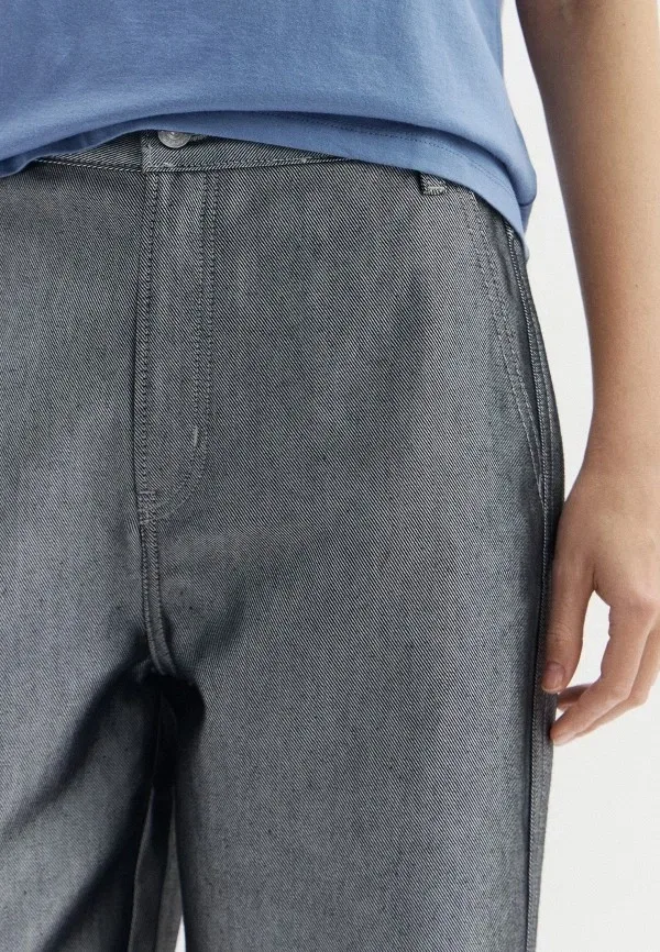 Женские джинсы Calvin Klein barrel: как носить объёмный силуэт в городе: Джинсы Calvin Klein Jeans BARREL, серые, реальный каталожный ракурс 5