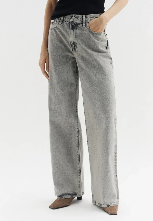 Женские джинсы Calvin Klein barrel: как носить объёмный силуэт в городе: Джинсы Calvin Klein Jeans THE WIDE LEG, серые, реальный каталожный ракурс 1