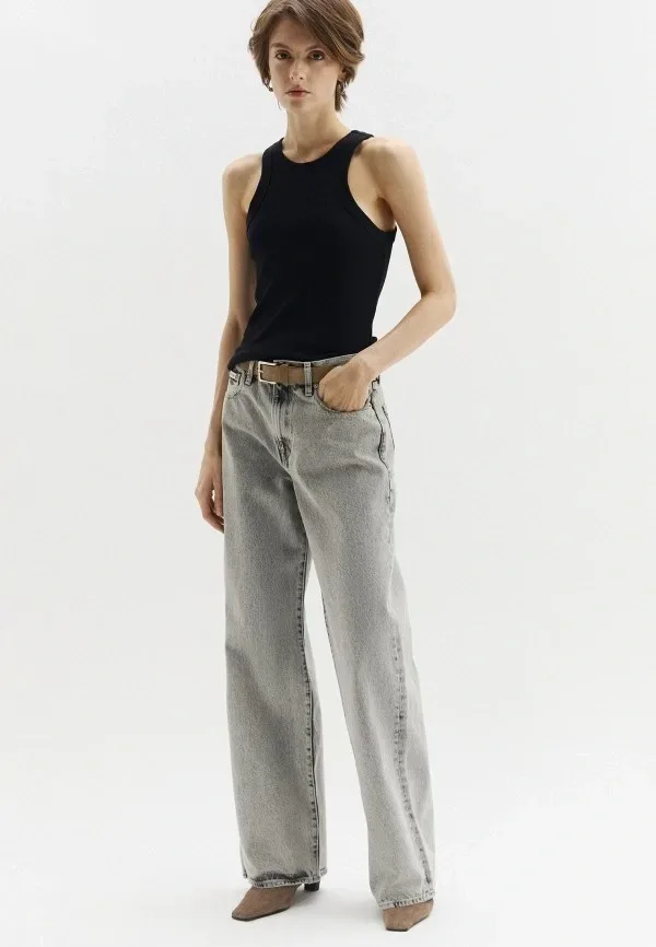 Женские джинсы Calvin Klein barrel: как носить объёмный силуэт в городе: Джинсы Calvin Klein Jeans THE WIDE LEG, серые, реальный каталожный ракурс 2