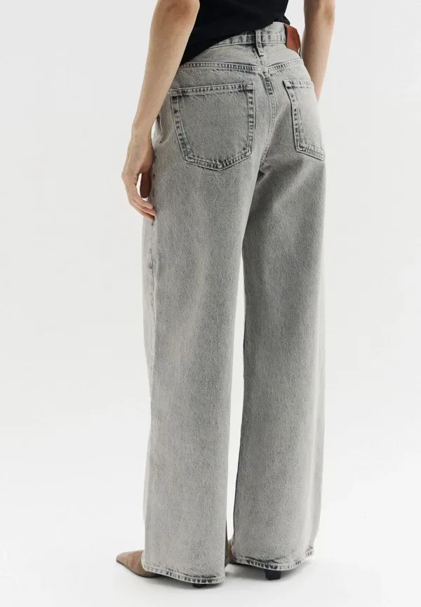 Женские джинсы Calvin Klein barrel: как носить объёмный силуэт в городе: Джинсы Calvin Klein Jeans THE WIDE LEG, серые, реальный каталожный ракурс 3